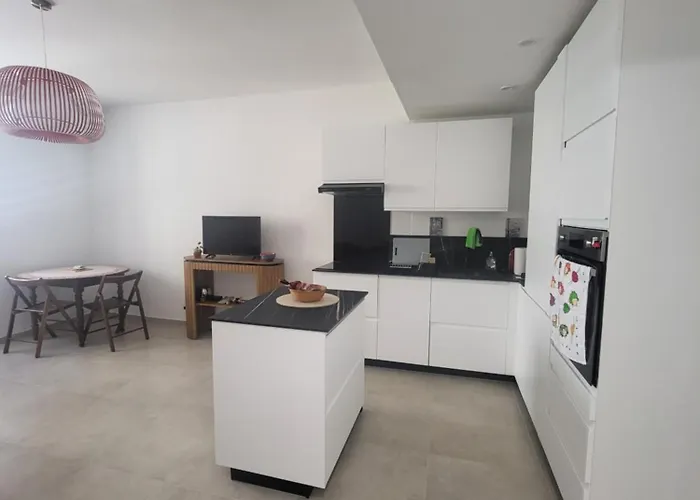 T2 Centre Apartment *